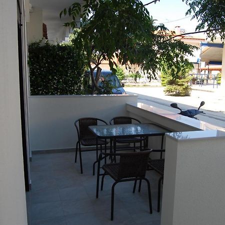 Giorgos Apartments Square Nea Vrasna Bagian luar foto