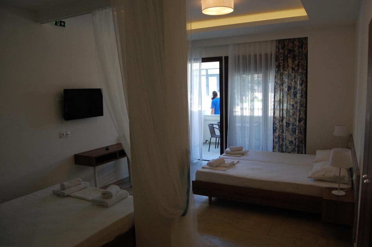 Giorgos Apartments Square Nea Vrasna Bagian luar foto