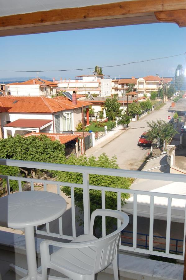 Giorgos Apartments Square Nea Vrasna Bagian luar foto